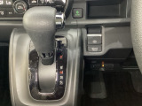 CVT車のセレクトレバーです。低速から高速まで、変速ショックのないスムーズな走りと、エンジン効率のよい領域を維持して燃費にも貢献します。サイドブレーキはスイッチ操作の電子制御パーキングブレーキです。