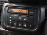 【オートエアコン】温度を設定すれば自動で快適な車内温度を保ちます。エアコン内部の高性能脱臭フィルターで車内のアレルゲンや花粉を除去。