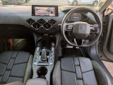 ステアリングスイッチ付きのレザーステアリング(パドルシフト付き)/スピードリミッター&アダプティブクルーズコントロール/衝突軽減ブレーキ/レーンキープアシスト