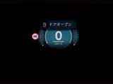 ヘッドアップディスプレイは視認性が非常に良く、運転時の視線を逸らさず様々な情報の確認が行えます。