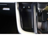 データ通信/給電用と、給電用(Type-C)のUSBポートが装備されています。車内にあると便利なアイテムですね!受電中のスマホなどの置き場に便利なポケットは使わないときはフタをしておけます。