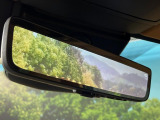 【デジタルインナーミラー】後席の大きな荷物や同乗者で後方が確認しづらい時でも安心!カメラが撮影した車両後方の映像をルームミラー内に表示。クリアな視界で状況の確認が可能です!