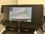 車庫入れなど後進運転時に死角をモニターで確認ができて安全です♪ ステアリング操作の参考になるガイド線も表示しますので車庫入れがニガテな方も安心ですネ!