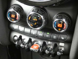 左右独立オートエアコンで運転席・助手席それぞれで温度設定が可能です!