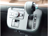 こちらのシフトは、車両にマッチしたデザインになっています!握りやすく、操作し易い配置になっていますので、いつも触れるシフトだからこそ、大切ですね!