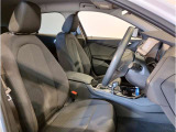 【コックピットシート】BMW車の主役席。車体中央にくる様に配置し車両重心とが一致する事でドライバーと車との一体感あるドライビングを実現。人間工学に基づき形成した形状が長時間のドライブ疲労も軽減します!