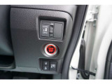 片側電動スライドドア付。通常のドアに比べて、車のボディーに対し平行に開閉し、開けてもスペースを取りません。出入り口が大きいドアはお子様のいるご家庭はもちろん、混んだ駐車場でも大活躍です!