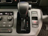 CVT車のセレクトレバーです。低速から高速まで、変速ショックのないスムーズな走りと、エンジン効率のよい領域を維持して燃費にも貢献します。サイドブレーキはスイッチ操作の電子制御パーキングブレーキです。