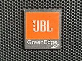 【JBLサウンドシステム】メーカーオプションの高品位サウンドシステムを搭載。専用のチューニングが施された大小様々なスピーカーから良質なサウンドが奏でられ、臨場感あふれる音響空間を演出します。