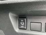 スマートキーを携帯していれば、手を使わずに足先を車体下部にかざすだけでドアが開閉する大変便利な機能です。荷物で両手がふさがっている時や、小さなお子様を抱っこしている時に非常に重宝します。