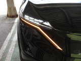 右ヘッドランプ画像です。LEDヘッドランプです。ハロゲンヘッドランプの約2倍の光量でより明るく遠くを照らし、夜間走行時の視認性を高めるとともに長寿命や省電力も魅力です。