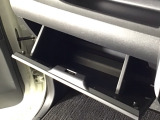 【グローブボックス】収納スペースが沢山あるので車内が散らからずに助かります。ちょっとした物を入れるのにいいですね♪