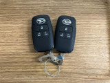 【スマートキー】 スマートキーを携帯していれば、ドアハンドルのボタンを押してロックの解除ができ、パワースライドドア(左側)もワンタッチで開閉できます。