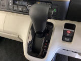 CVT車のセレクトレバーです。低速から高速まで、変速ショックのないスムーズな走りを実現するとともに、エンジン効率のよい領域を維持することで燃費にも貢献します。