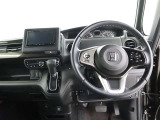 視界良好、足元広々!快適な運転席回りです
