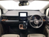シンプルながら機能性あふれる運転席廻りです。視界性もよく、運転しやすいですよ。