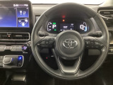 【ハンドル】運転にかかわる様々な操作を安全に行えるように視点移動が少なく操作性に配慮されたスイッチ類が凝縮されたコックピットです。