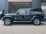 【ホイールアーチ】台形ホイールアーチはJeep伝統のデザインです。採用している理由は諸説ありますが、オフロードを走行する際にタイヤとボディが干渉しあわないよう配慮した作りにするためとなります。