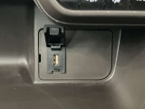USB電源ソケットが前席中央にあり、便利に使えます☆