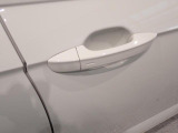 &rdquo;Keyless Access&rdquo;によって、ドアハンドルに手をかけるだけでドアロックが解除できます!