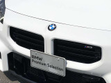 左右のキドニー・グリルの中心にはBMWのエンブレムが鎮座し、個性を放つデザイン性を兼ね備えました。