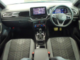 シンプルなデザインと一目でわかるスイッチの配置はPeoples Car=みんなの車という考えの現れです。各スイッチにはバックライトもついており、夜間でも安全に操作して頂けます。