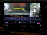 パノラミックビューモニター。車両を上から見たような映像を表示。運転席から目視しにくい車両周囲の状況をリアルタイムで確認できます。