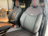 MINIのシートは体を包み込むようなデザインになっているので長時間運転しても疲れにくい設計です。