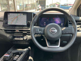 使いやすく安全な操作性と良好な視界を実現した運転席!