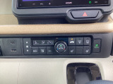 運転席/助手席シートヒーター寒さが厳しい冬の朝でも座面を暖めて快適なドライブを。2段階の温度調整が可能です。