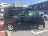 サイドから見ても素敵なデザインの軽自動車です!天井も高く室内空間も広く快適です☆