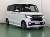 大きく開くスライドドアで狭い場所でも隣を気にすることなく楽に乗り降りできます