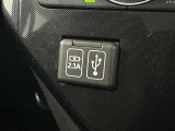充電用USB端子付き。スマートフォンなどの充電に便利です。