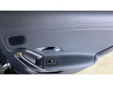 【メモリー付パワーシート】シートをかたどった調整スイッチはメルセデス・ベンツが特許を持っています。様々な体型の乗員に合わせた、きめ細かい調整が可能になっています。