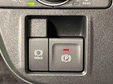指先だけで簡単に操作が可能な電動パーキングブレーキを採用。「HOLD」スイッチを押すと、渋滞や信号待ちなどでブレーキペダルから足を離しても、ブレーキを保持するので安心です