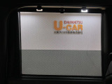 後部座席には格納式のテーブルがありますよ♪