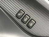【メモリー機能付きパワーシート】ドライバーごとに設定したシート位置を記憶して、ボタン一つで切り替えできる便利な機能!運転する方が複数名いらっしゃるご家庭におすすめです♪