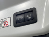 【パワーバックドア】スマートキーや運転席のボタンを押すだけでリアゲートが自動で開閉します!荷物を持っている時や、高い位置にあるバックドアを閉める際に便利な機能です♪