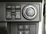 スマートキーを携帯していればキーを取り出さずにドアを施錠&解錠。クルマの始動も可能です。