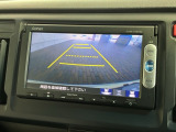 リバースギアに入れるだけで後方の表示へ切り替わります。夜間や雨の日の駐車も楽になりますよ。