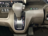 CVT車のセレクトレバーです。低速から高速まで、変速ショックのないスムーズな走りを実現するとともに、エンジン効率のよい領域を維持することで燃費にも貢献します。