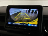 リバースギアに入れるだけで後方の表示へ切り替わります。夜間や雨の日の駐車も楽になりますよ。