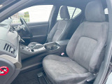 運転席まわりには十分なスペースがあり、大柄な方でもゆったり運転していただける環境です。