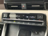 オートエアコン★温度を設定すれば車内を快適に保ってくれます♪寒い日のドライブを快適にしてくれるシートヒーターも付いてます♪