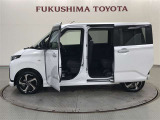 【まるごとクリーニング】シートを取り外し、車内を徹底洗浄。隅々まで丁寧に仕上げています。