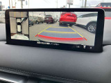 360度ビューカメラを搭載。4方の小型カメラの映像を処理し、車両真上からの映像に変換しています。