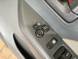 狭い駐車場で便利な電動格納ドアミラーが付いています。