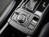 マツダコネクトを操作するコマンダーコントロールです。運転中に自然と手の触れる位置に配置されています。