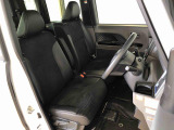 運転席の座面高さを調整できるシートリフターが付いています。フロントシートはベンチシートを採用で、座面も広く使い勝手もいいですよ♪