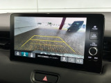 リバースギアに入れるだけで後方の表示へ切り替わります。夜間や雨の日の駐車も楽になりますよ。